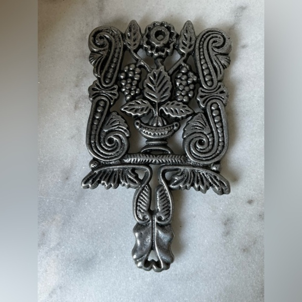 Vtg Virginia Metal Crafter's Trivet -Grapes / scroll Floral Design.